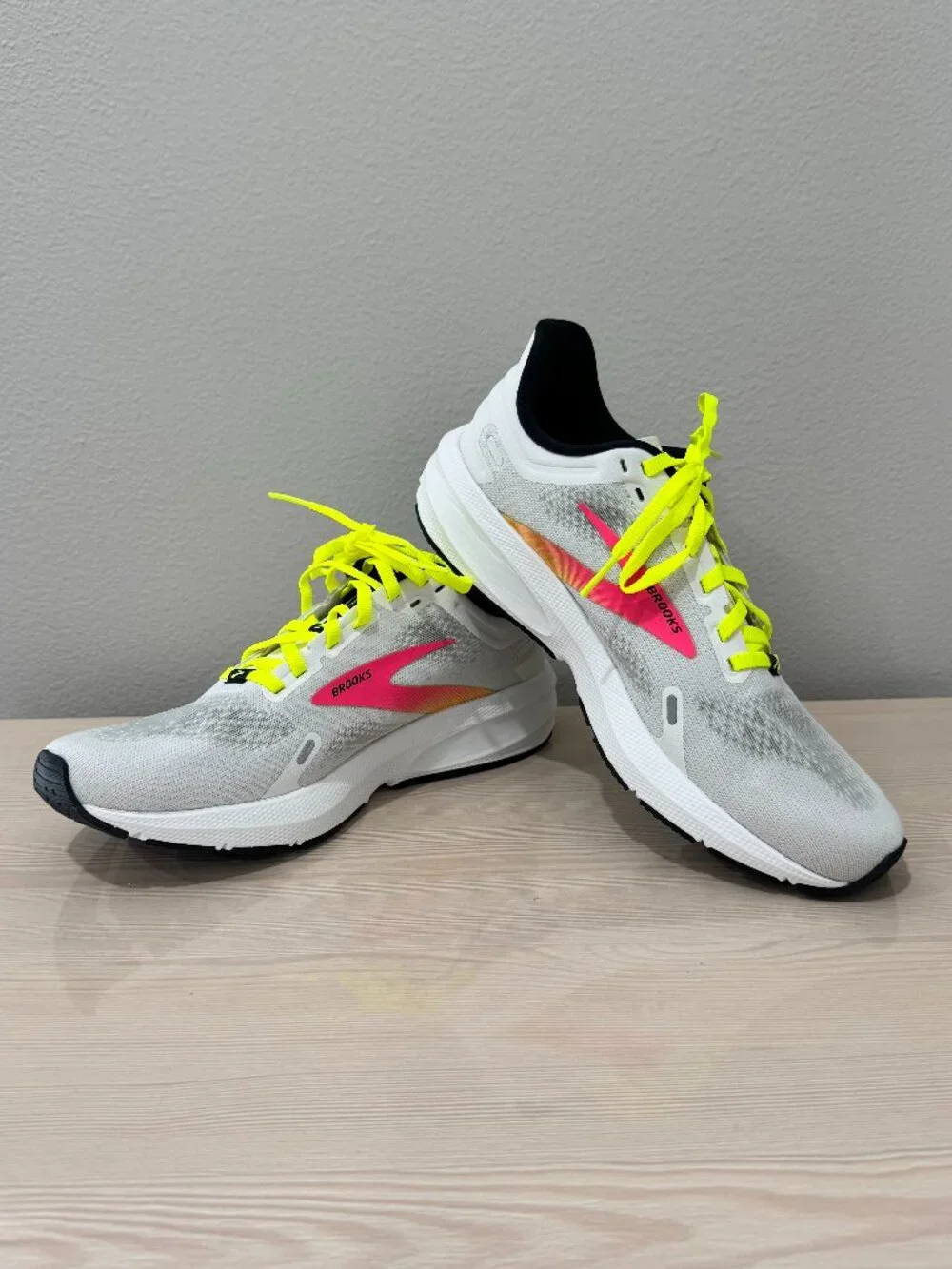 NWOT Brooks Launch 7 Women's Running Shoe Grey/Neon Pink/Neon Yellow Size 9